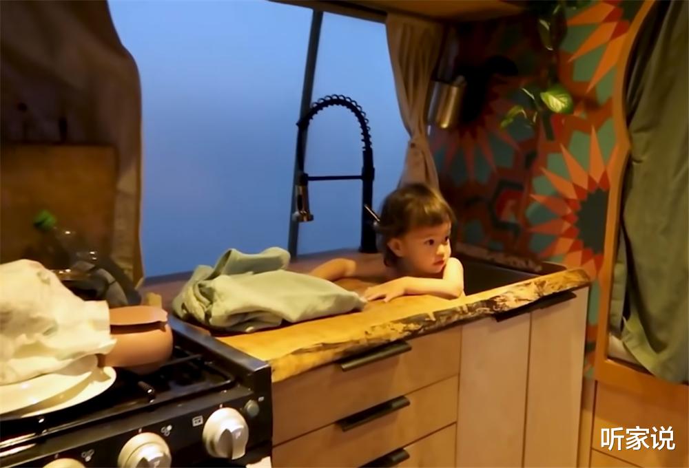 1家4口低价买下1994年旧车,把小巴车变成9㎡蜗居,开始流浪生活