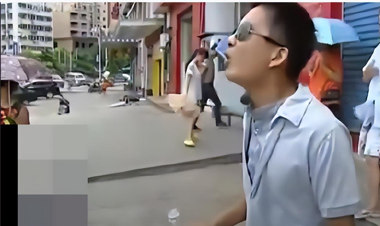 28岁包工头当街与妻子厮打,引来上百个路人围观,妻子:你也配?