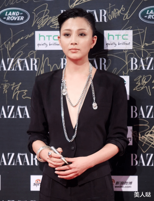 驴蹄鞋 42岁殷桃换发型像换了个人!板寸头配深V装又娘又man,一双芭比粉驴蹄鞋更是辣眼