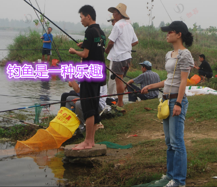 空军|丈夫去钓鱼，妻子跟着发现有美女陪着喝小酒，一脚把丈夫踹河里