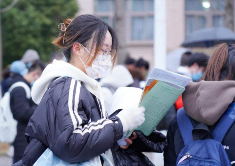 产品经理|求职也有“鄙视链”,专科女生不满求职被淘汰,晒简历却反遭嘲笑