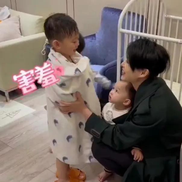 胡杏儿 胡杏儿为节目剪短发,老公用心给意见,三个儿子都说妈妈新发型靓