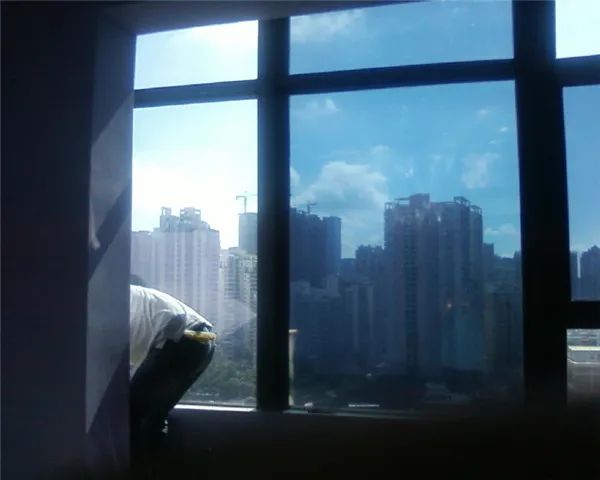 邻居家贴窗户膜不安窗帘还笑我老土,结果搬进去才开始后悔