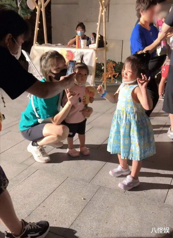 王祖蓝|王祖蓝李亚男带女儿逛夜市,蹲街边吃东西接地气,一家四口好幸福