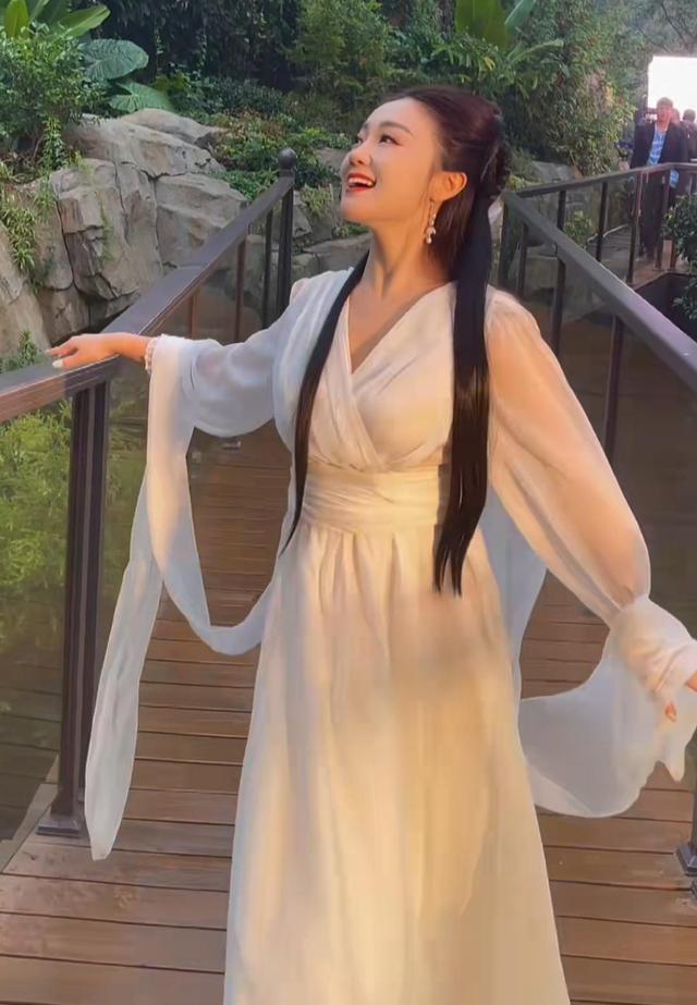 王小玮|王小玮裙摆被水打湿，实在小伙搬来鼓风机，一行八人阵容大