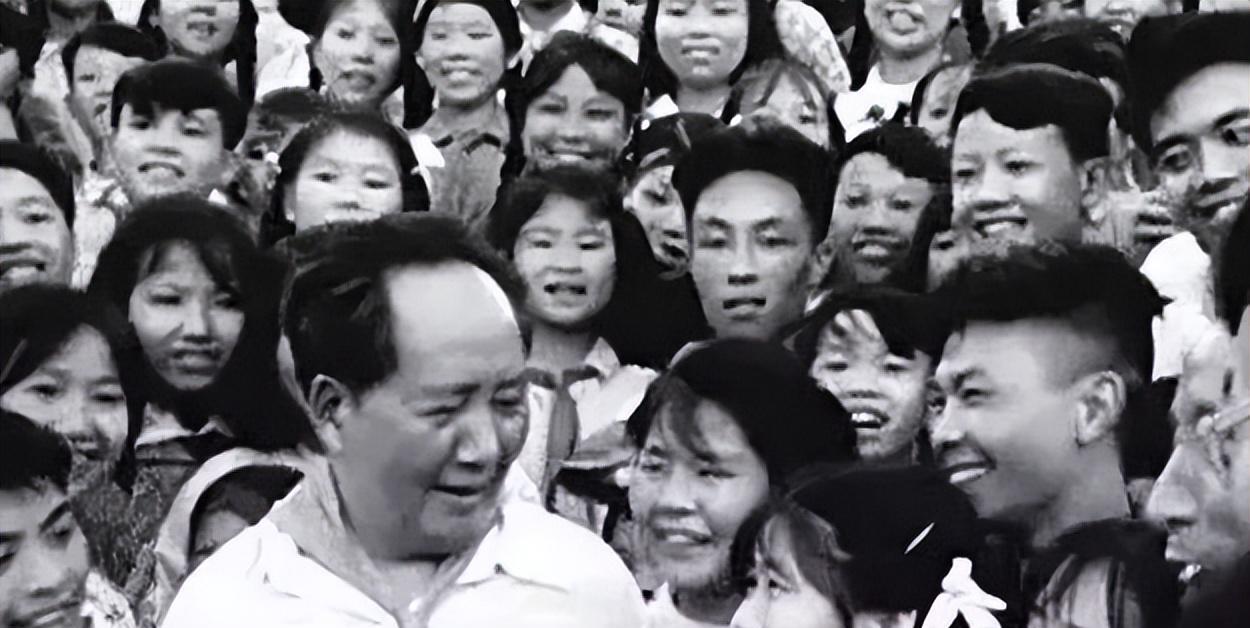 1959年,站在毛主席两侧拍照的男孩和女孩,没想到后来竟结为夫妻
