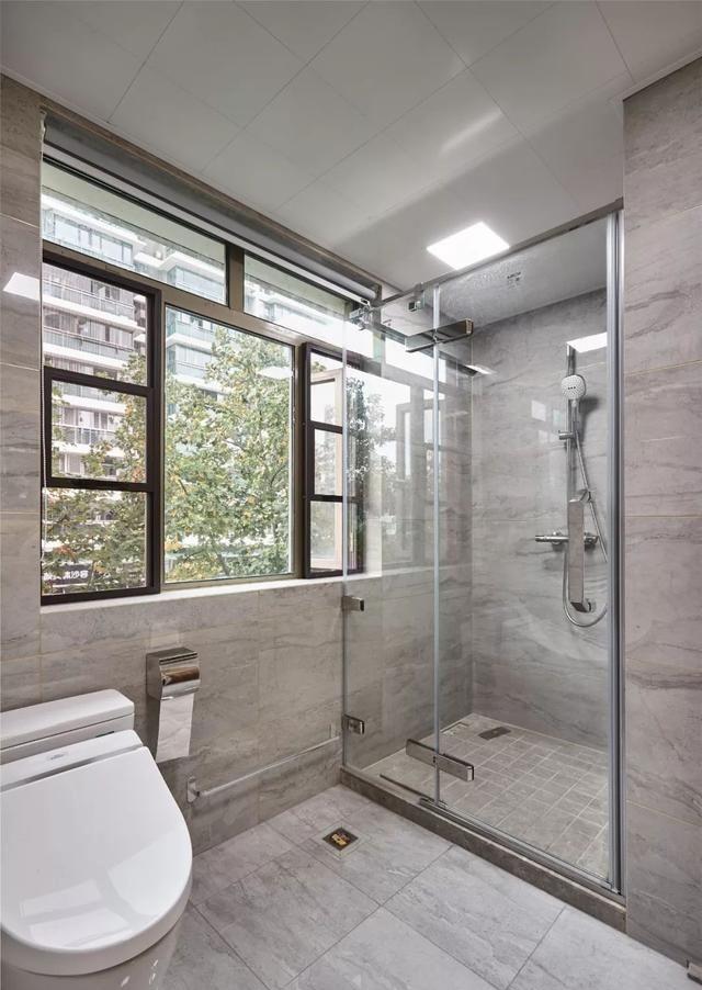 159㎡三居装成简约风也花30万，亲戚看完都说很高级，就是太素了