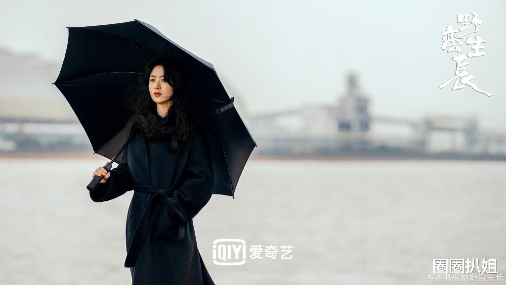 赵丽颖|赵丽颖《野蛮生长》杀青,海报中赵丽颖飒美,剧中人物时代感强