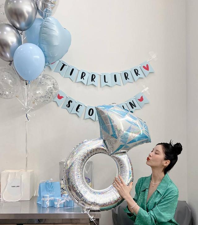 徐玄|少女时代徐贤晒出自己收到的超大钻戒，满脸笑容超开心！