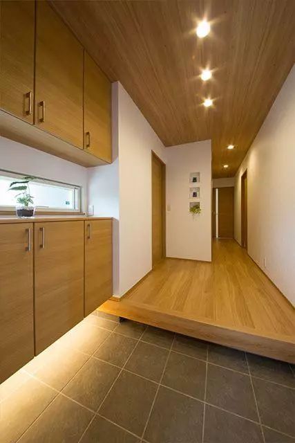 以后我有房,客厅阳台也不装推拉门,用木板抬高20公分,好看实用