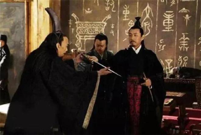 花20万美元买赵子龙佩剑,男子拿去鉴宝,专家:假的,但这把值500万