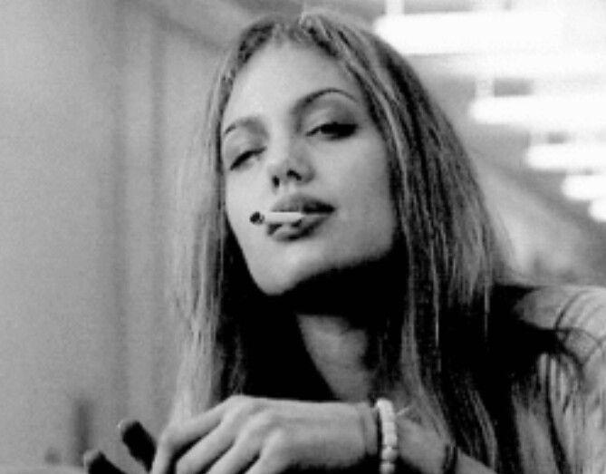 安吉丽娜·朱莉|安吉丽娜：朱莉：好莱坞一姐的成名史，与她背后糜烂的生活