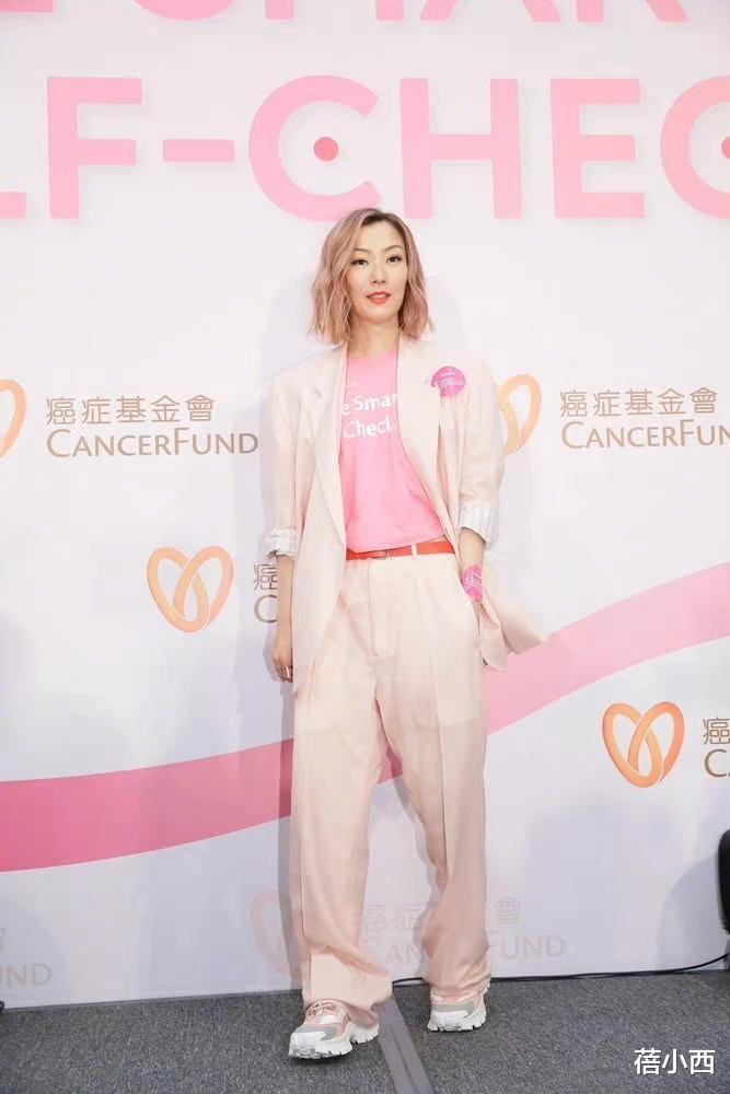 高马尾 郑秀文穿越老越放得开，穿蛇骨连衣裙配超短发亮相，气场不输超模