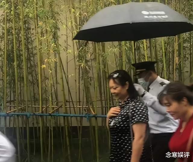 唐国强|70岁唐国强去新楼盘看房，保安为他撑伞惹争议，有损老戏骨的体面