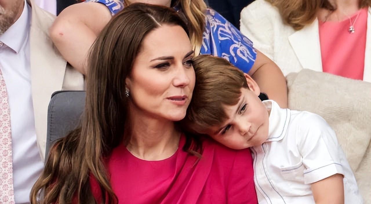 路易·亚瑟·查尔斯|路易王子是妈宝男？出席活动搂住凯特不松手，又是吻她又是捂她嘴