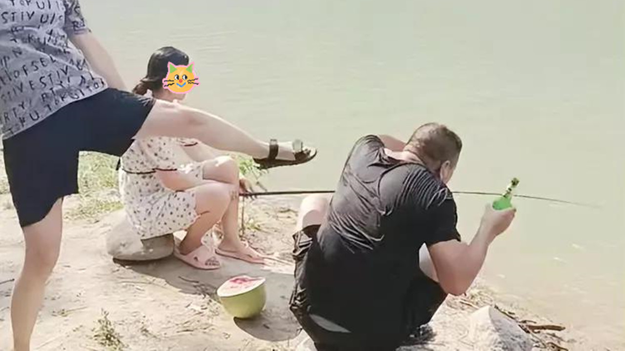 |男子户外教女同事钓鱼，老婆一顿臭骂加飞起一脚，上岸后他这样做