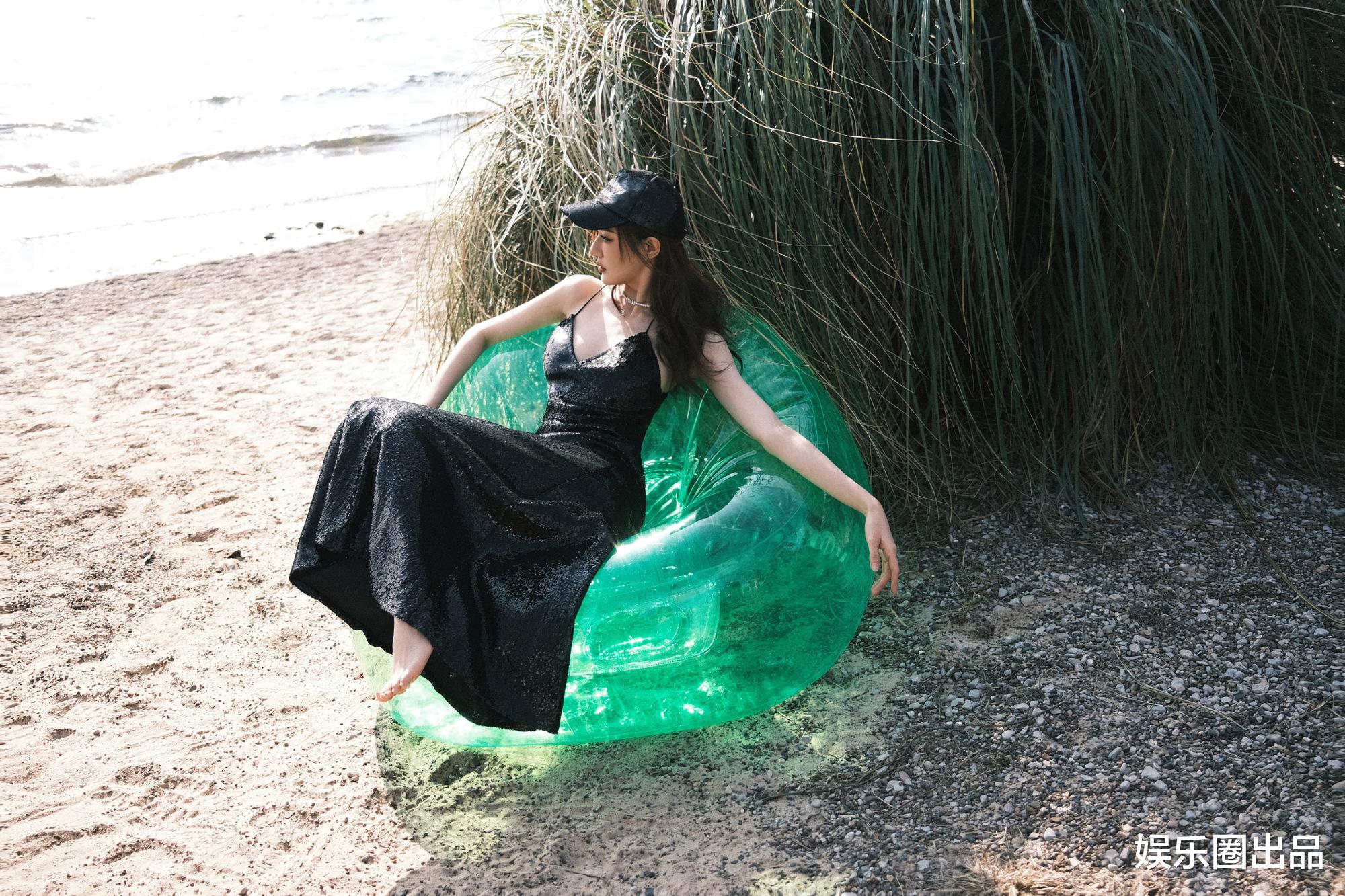 徐璐|徐璐趴在礁石上拍大片,穿亮片长裙贵气逼人,气质引起热议