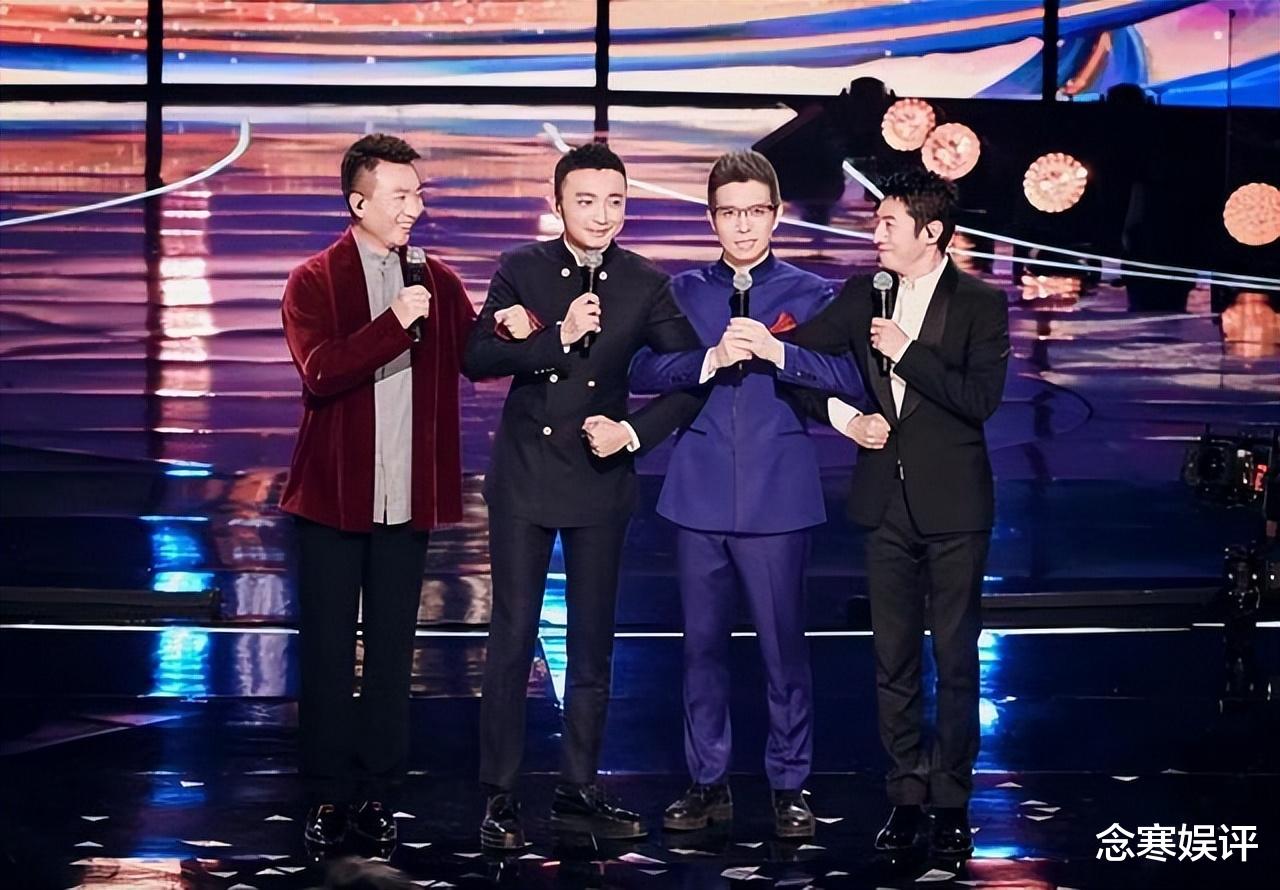 朱广权|尼格买提约朱广权爬长城,戴着暖手宝冷得缩脖子,室外拍摄超敬业