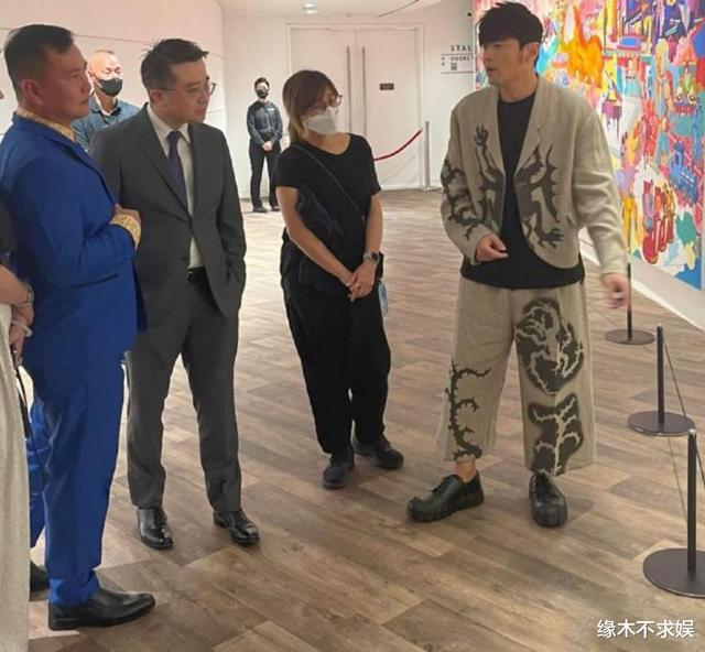 周杰伦|周杰伦新加坡办艺术展，昆凌被夸美如洋娃娃，周杰伦穿搭却被吐槽