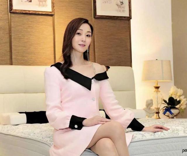 牛莉|50多岁的年纪18岁的身材！牛莉、闫妮、许晴等女星，做到了逆生长