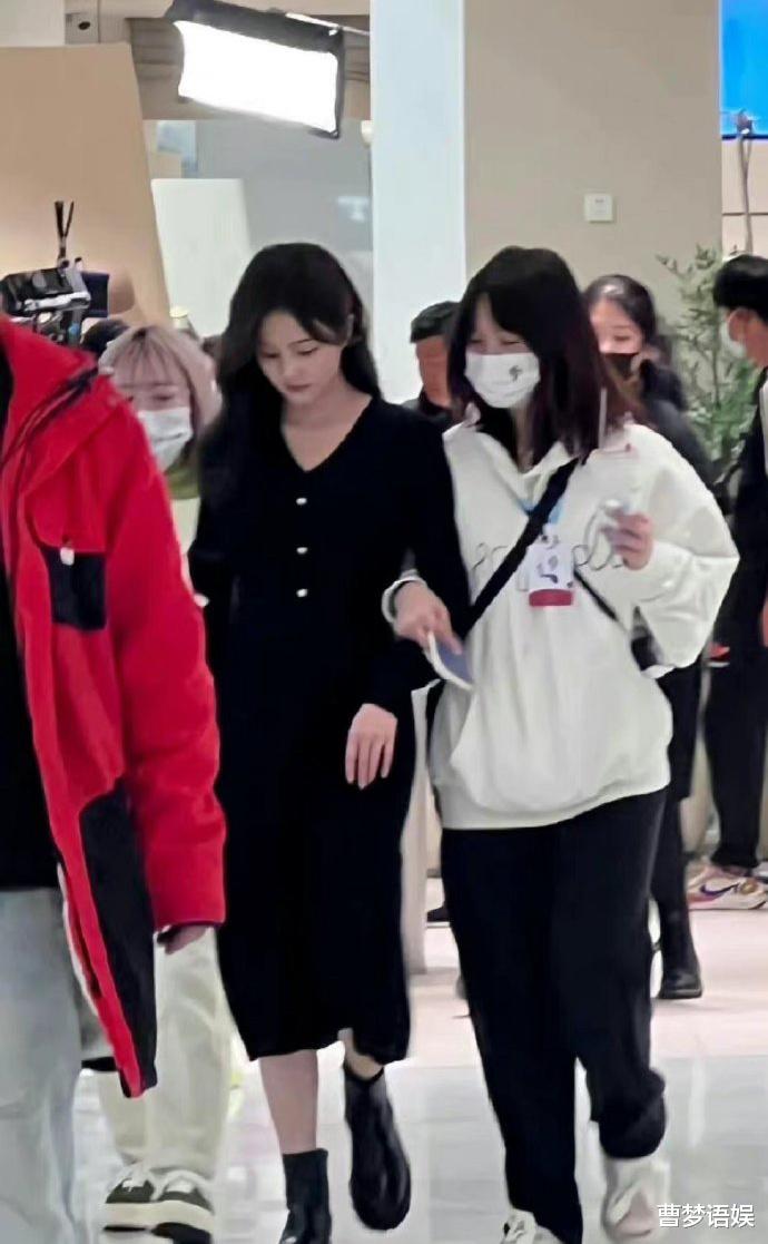 白鹿|白鹿《以爱为营》曝路透，低头走路神似晚晚，职场造型引网友群嘲