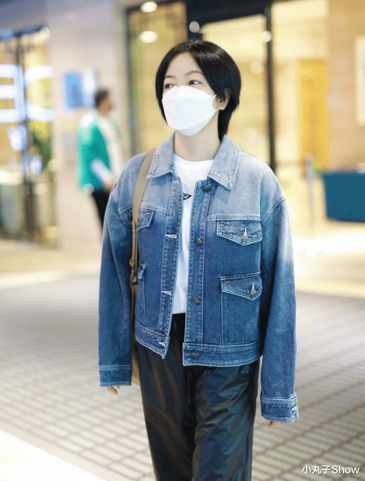 连衣裙 浪姐打卡!阿雅上班路透曝光,牛仔服配皮裤有点飒,短发显年龄了