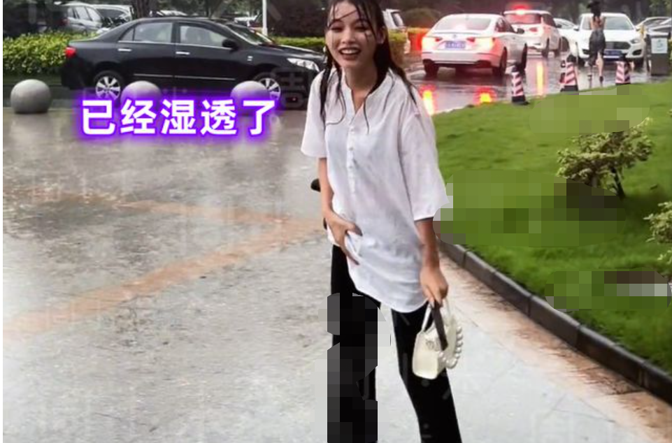 广东2女生下雨天躲雨,头伸进垃圾桶被淋了个透,网友:这能娶吗