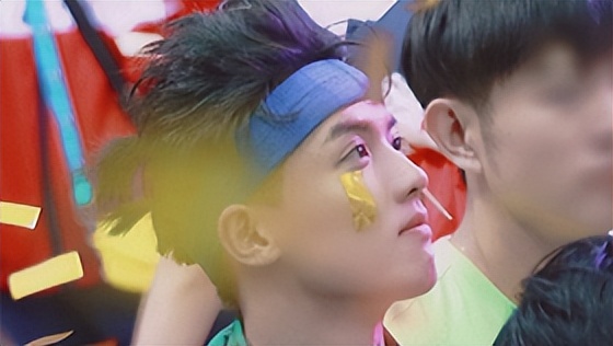 周峻纬|进圈就公布婚讯，出道至今老婆没被扒出来，20岁结婚想把她留身边