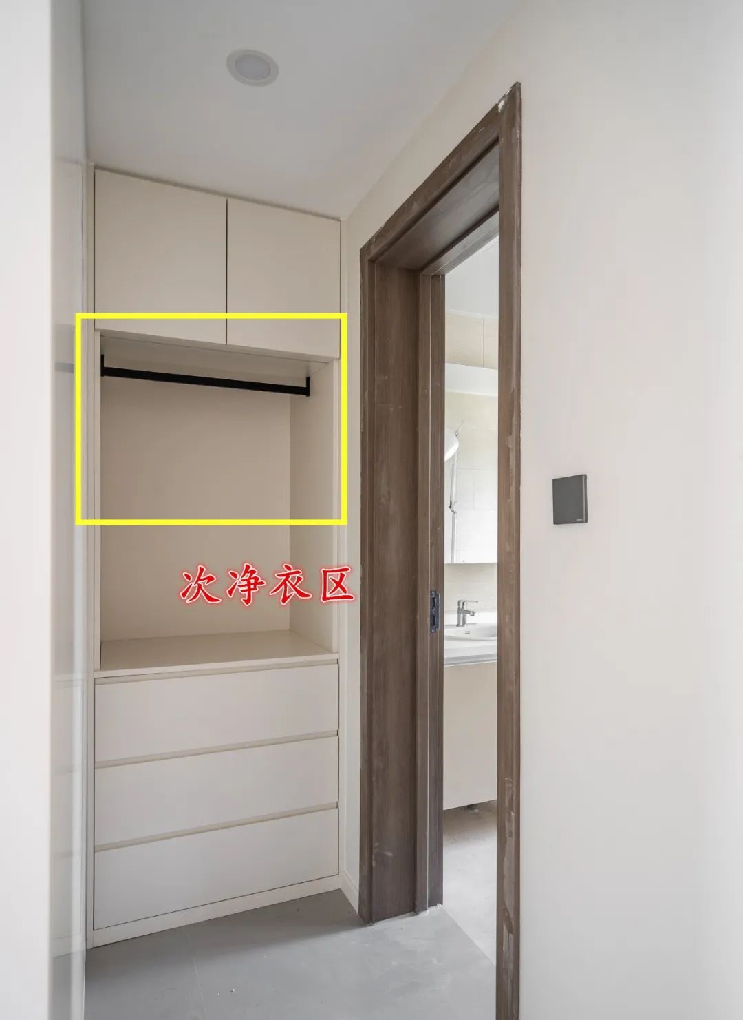家里东西又多又乱,加根杆就能解决,非要花钱再买家具,真浪费钱