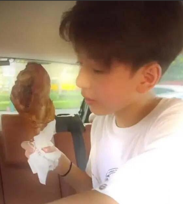 张柏芝|12岁谢震南新照！电梯里踮起脚尖与哥哥比个头