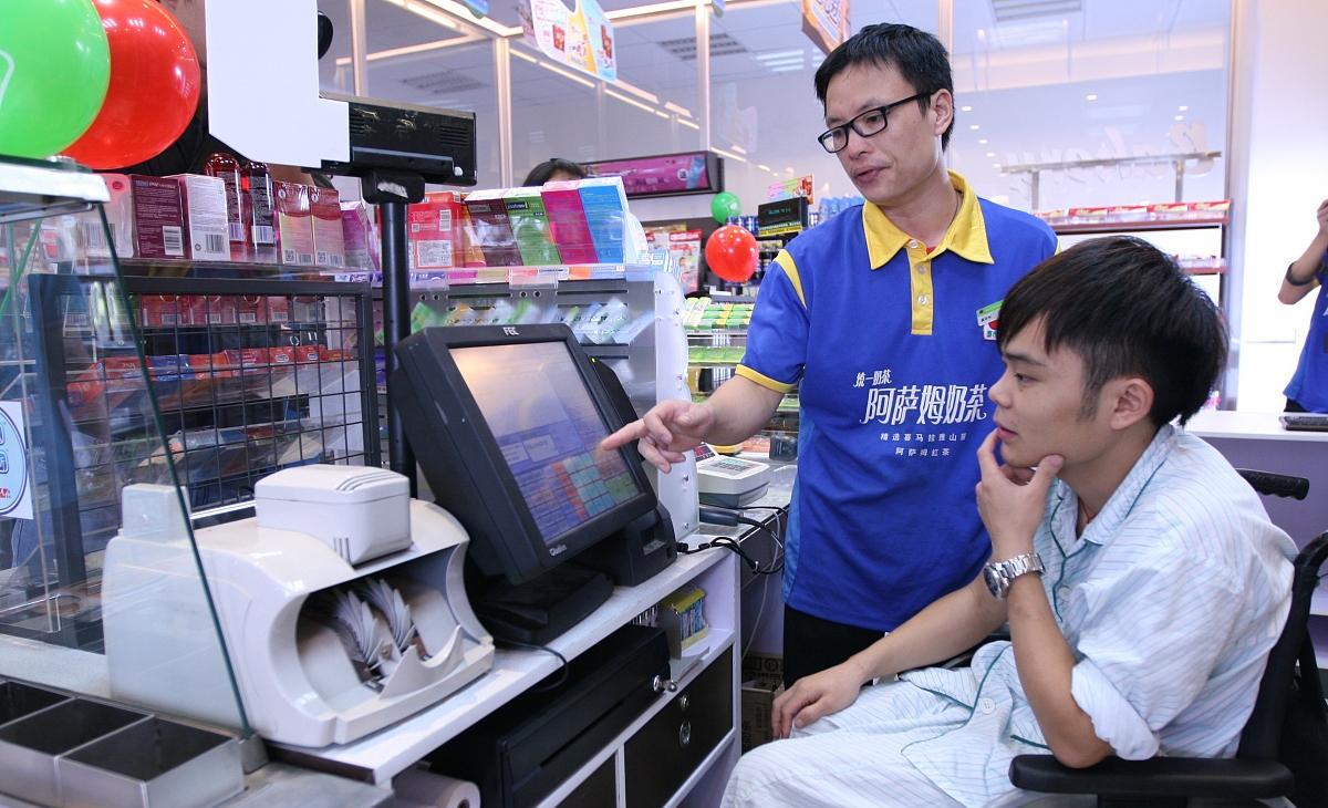 为什么很多老板经常不在超市里,难道不怕收银员把现金拿走吗?