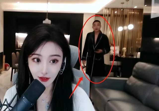 美女网红直播中出现睡衣男,急忙向网友澄清:水管工人