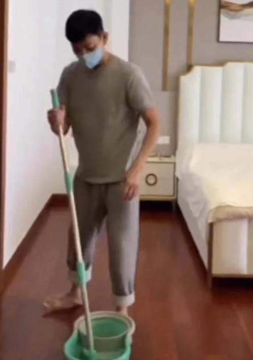 刘德华|刘德华晒出近照,赤脚在家拖地,接地气的行为受好评