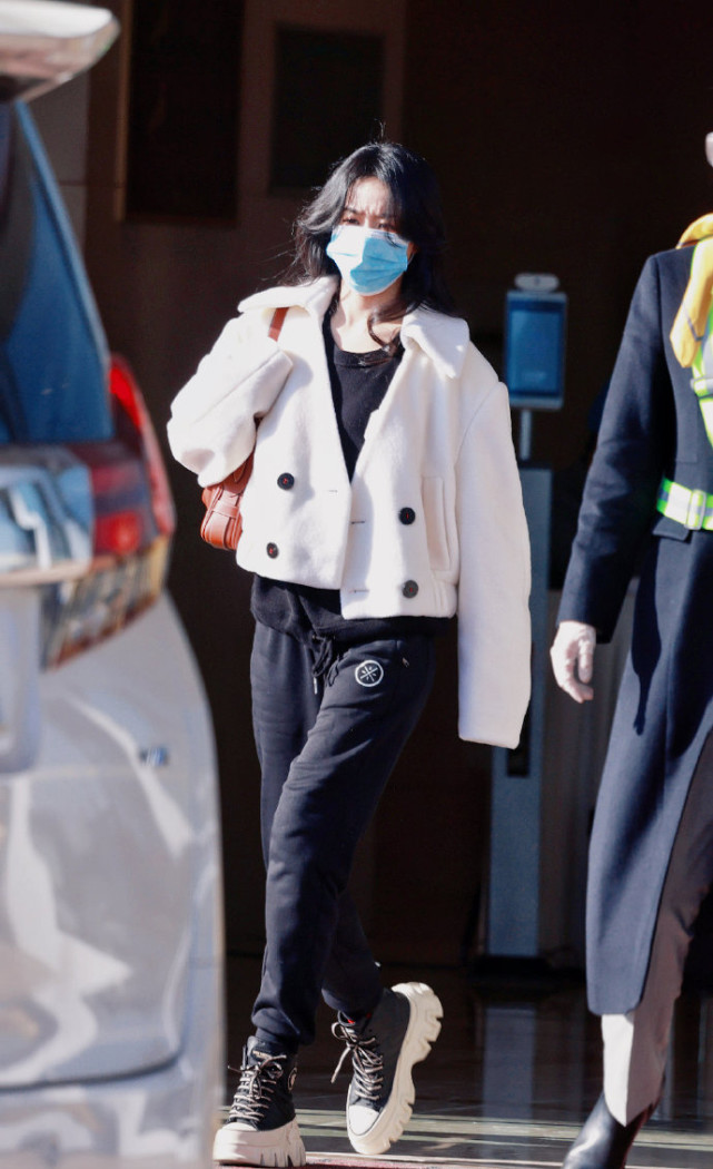 赵丽颖|赵丽颖参加春晚第三次彩排，穿百元裤子气场强，边拍戏边彩排超努力