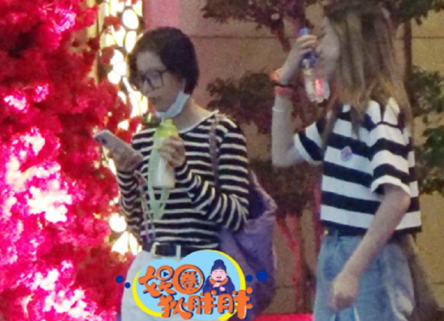 周雨彤|28岁女星喝到烂醉,头发凌乱靠助理搀扶,曾与顶流街边缠绵拥吻