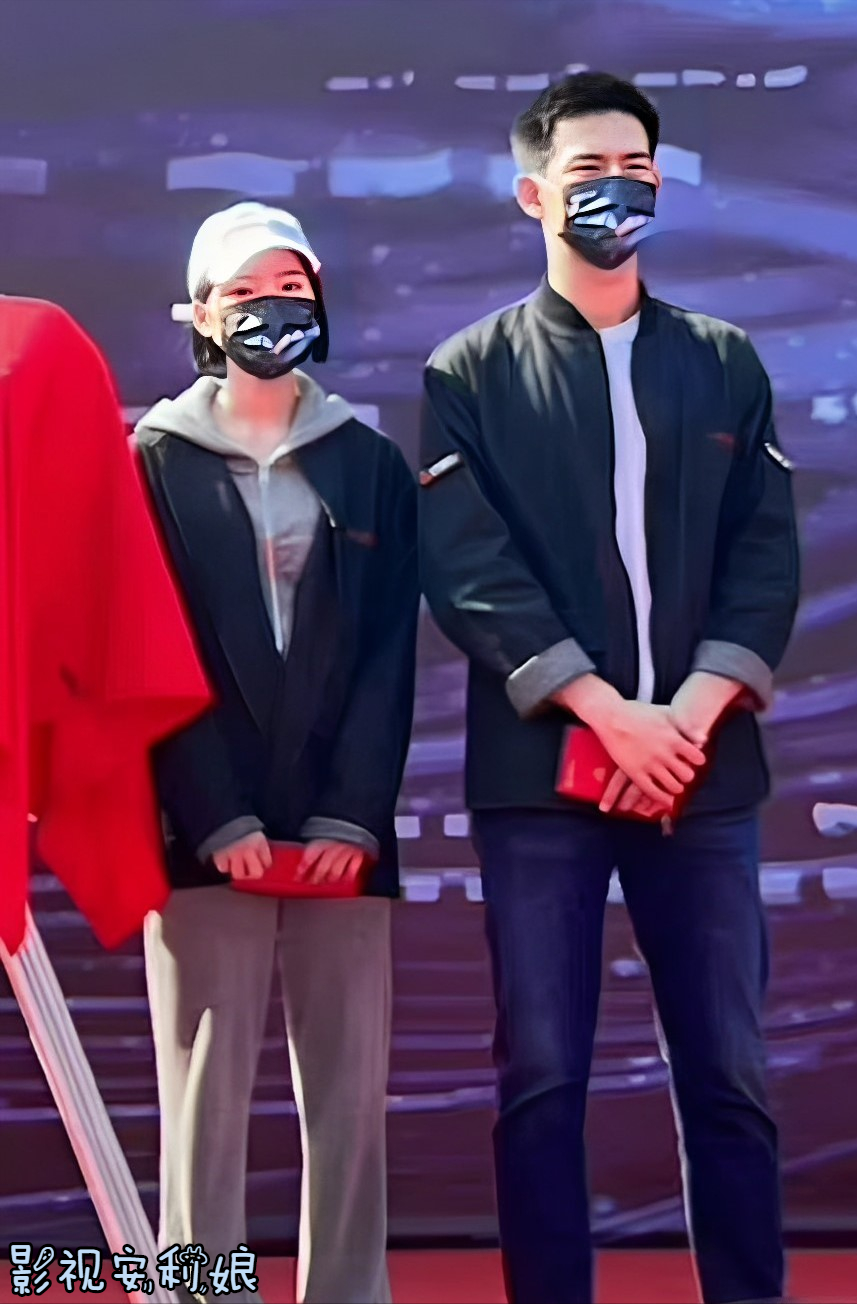 李现|《群星闪耀时》开机路透?李现和任敏CP感十足,年轻版夏继成太帅