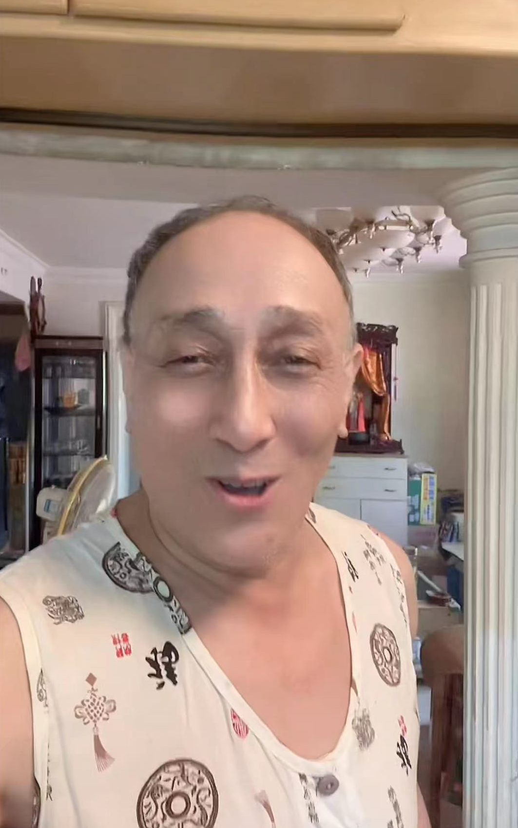 曹其昌|60岁喜剧演员紧急入院引担忧!身上满是仪器,憔悴无力吃素菜盒饭