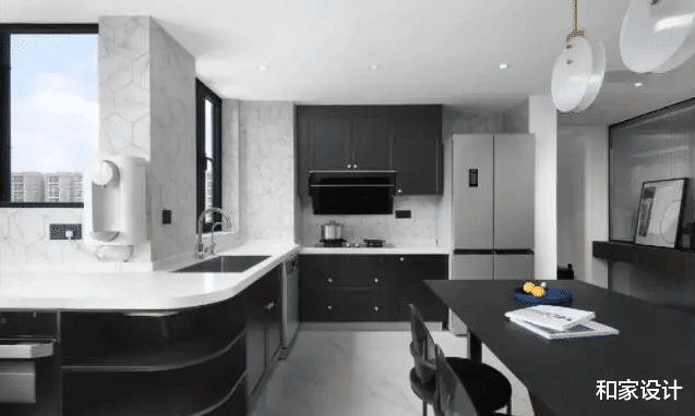 这么小的阳台,怎样才能设计得更合理呢?并且改造成超能收纳空间