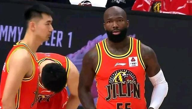CBA三热点：赵睿一失误被弃用，琼斯神奇准四双，兰兹伯格神奇不再
