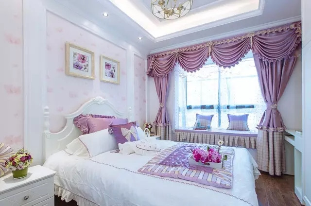 130平欧式三居室,墙纸+护墙板将墙面划分?的?方方正正