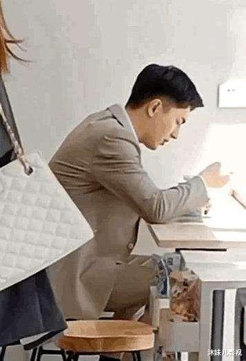 林更新|路人偶遇林更新,直接用四个字形容真人,九亿少女的梦不是玩笑