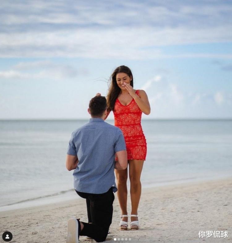 巴塞罗那|雄鹿悍将阿伦求婚成功，女友是女足运动员，美媒：他没有绊倒求婚