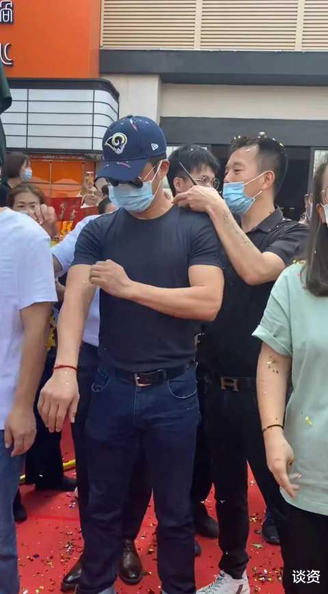 吴京|网友佛山偶遇吴京，尝试佛山传统舞狮，肱二头肌和胸肌过于瞩目