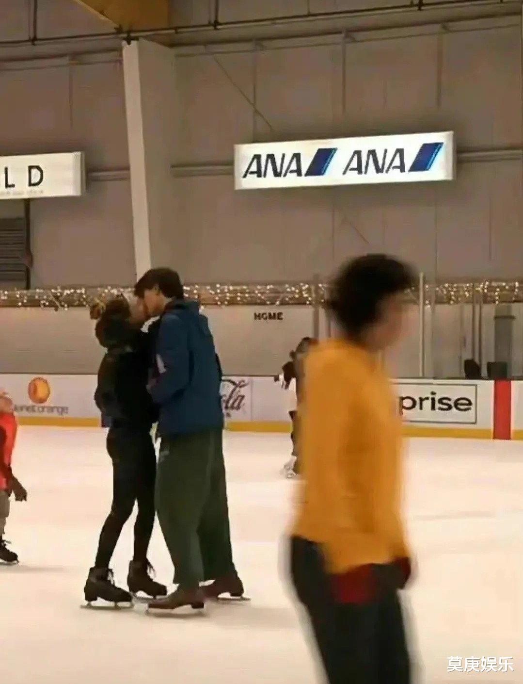 谷爱凌|谷爱凌恋情曝光后首秀,穿华丽抹胸露迷人小蛮腰,被指有男友后眼神变了