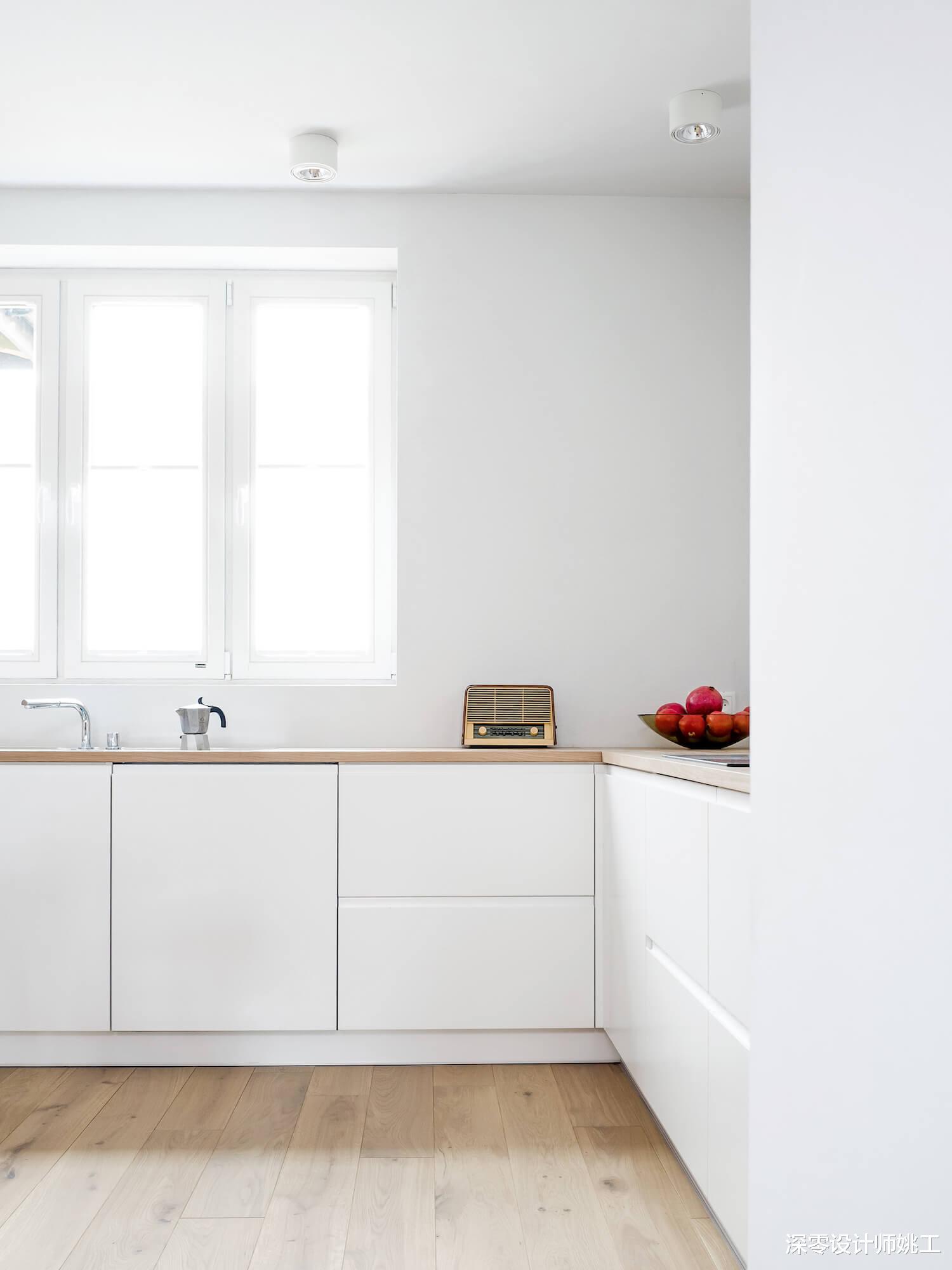 这才是真正的简约,135㎡全屋刷白不单调,铺木质地板更添温馨感