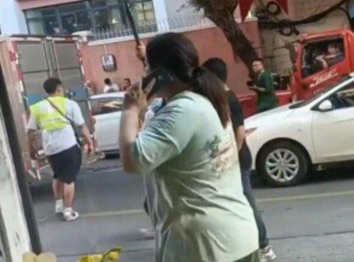 裙装 曝贾玲体重超200斤！为减肥暂停营业，网友：胖的脖子都没了