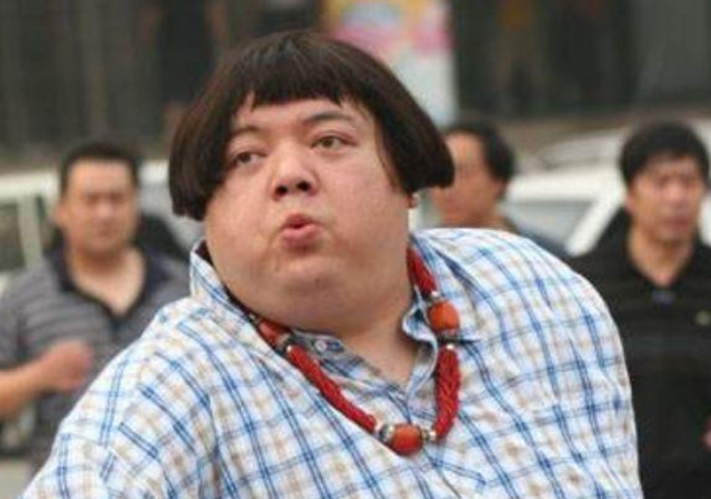 谢宁|49岁谢宁转行摆地摊卖草莓,身上衣服满是污渍,恳求路人照顾生意