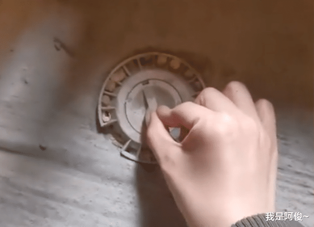 福建一女子装修发现下水道管不见，透过管口能清晰看到楼下卧室！