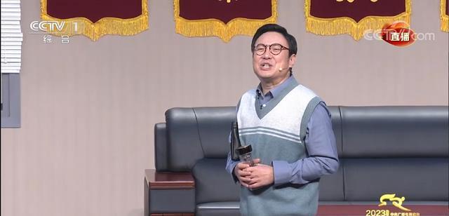 春晚|央视春晚《坑》:沈腾麦掉了,马丽鞋跟掉了,羽绒服的毛满天飞!