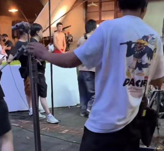 邓超孙俪夫妇拍戏被网友偶遇,超哥短裤配拖鞋,丝毫没有偶像包袱